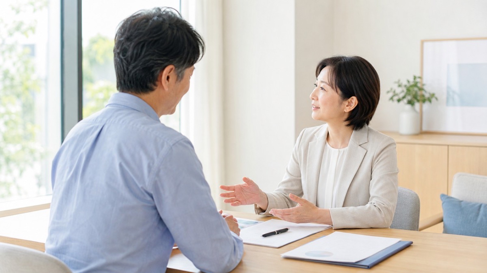 相談ルームでカウンセラーと面談する様子