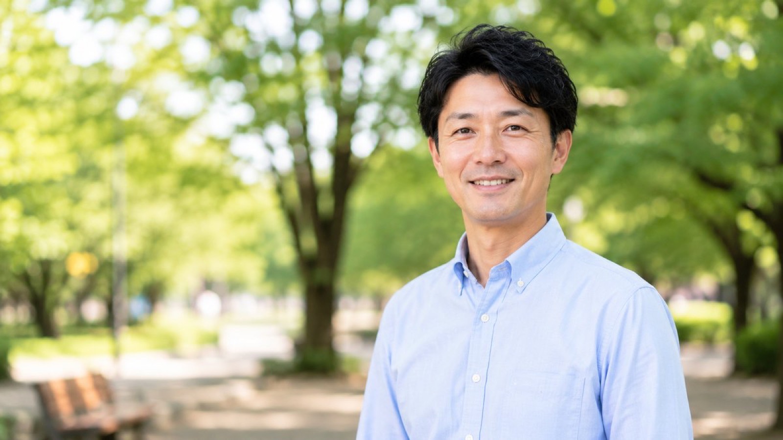 公園で撮影された清潔感のあるシャツ姿の40代男性