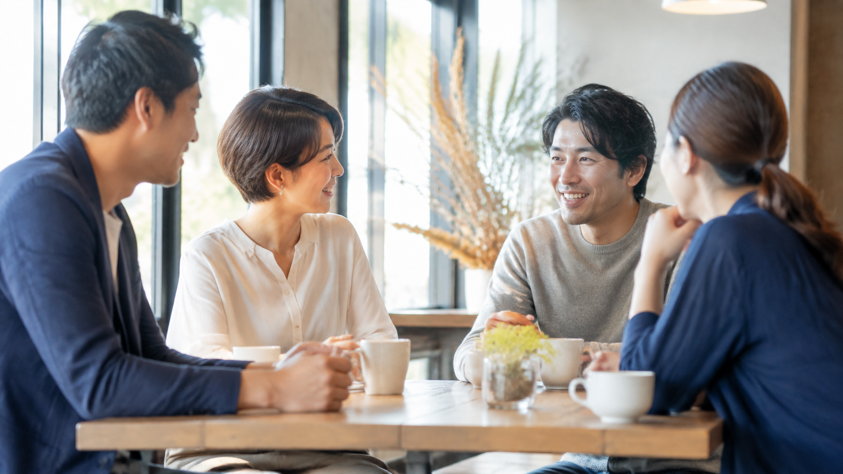 カフェで会話する30〜40代の男女