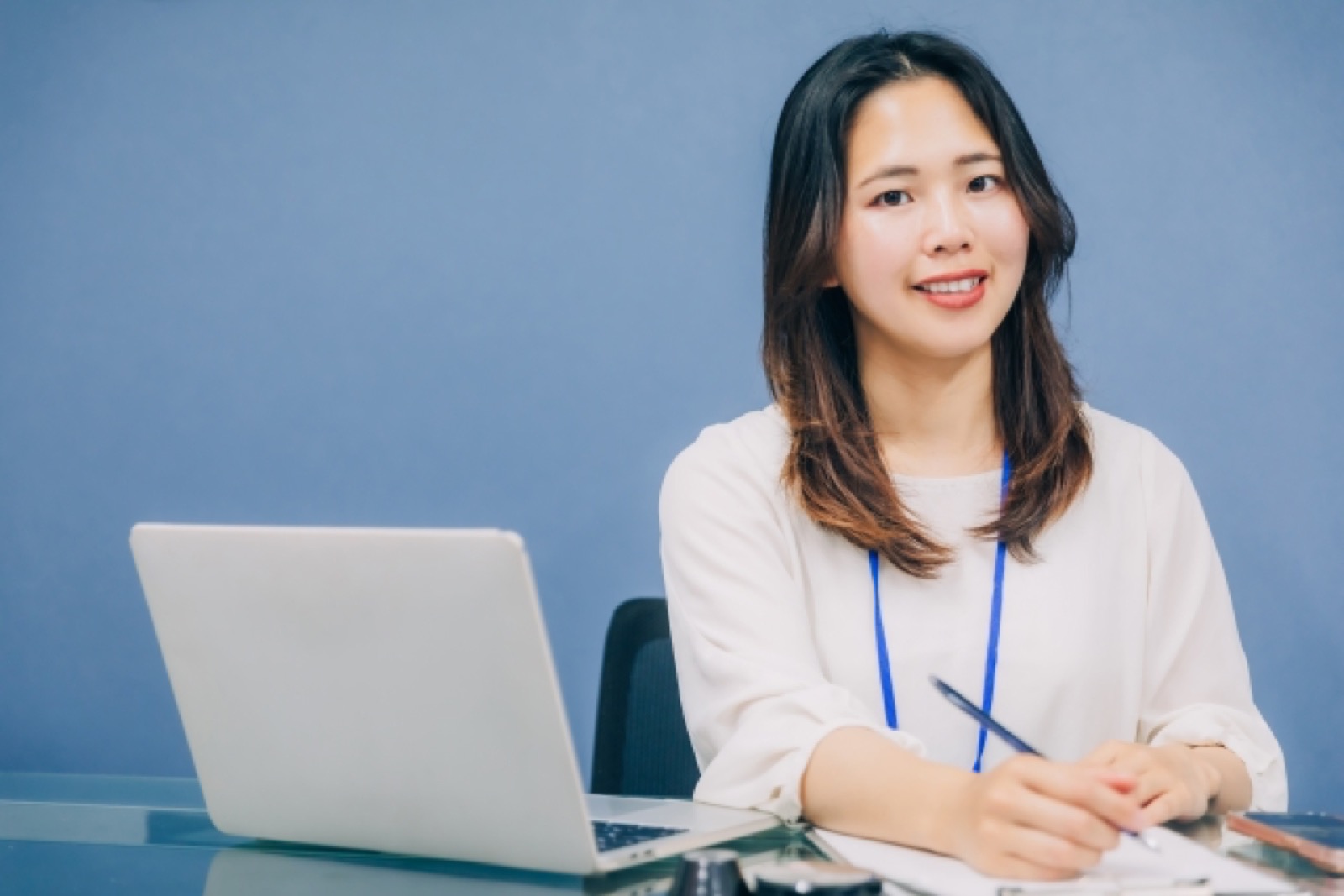 結婚相談所の料金とサポート内容を比較するイメージ