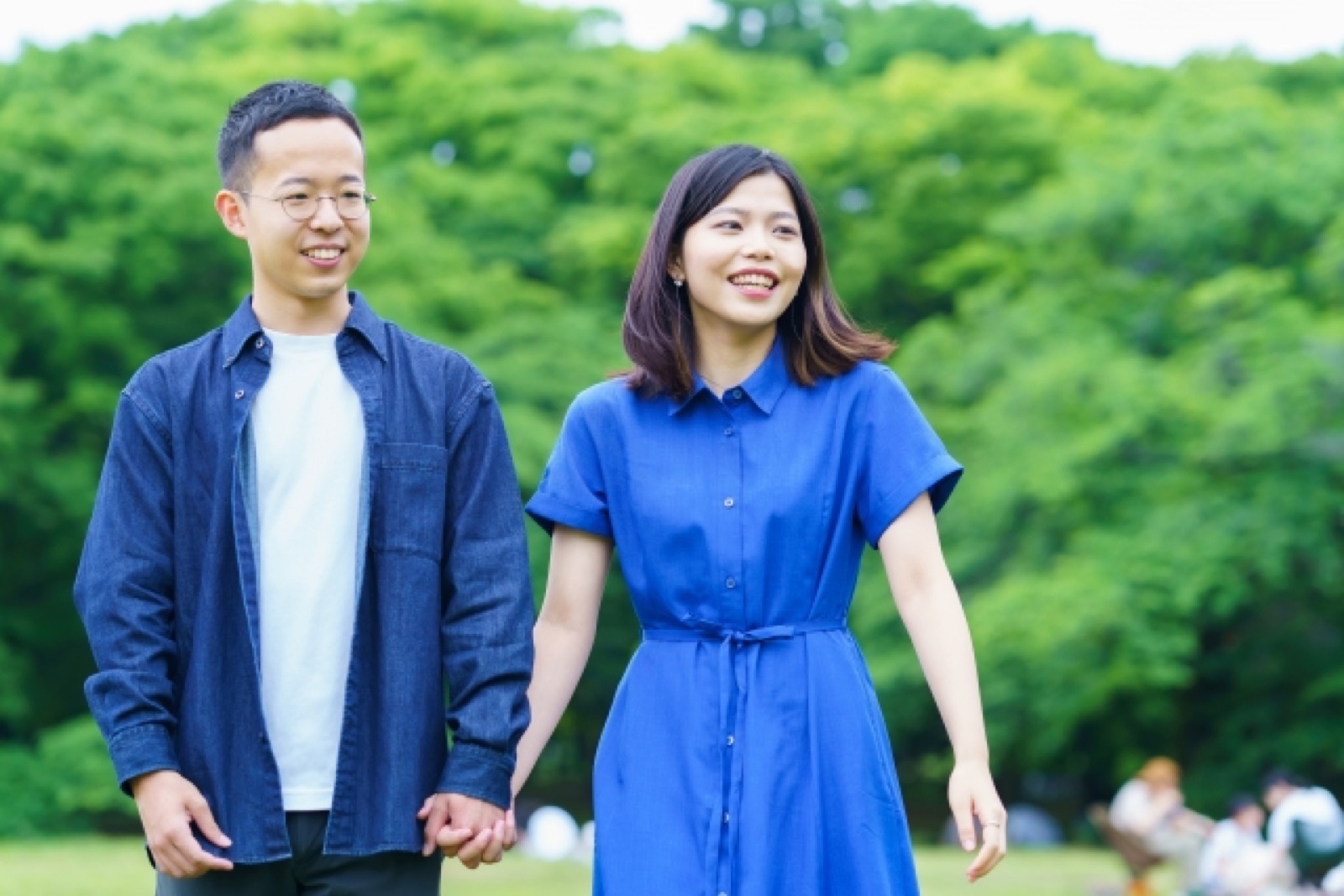 仮交際が続かず一人で考え込む30代男性のイメージ