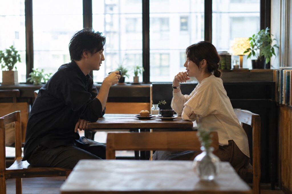 カフェで会話する男女の様子