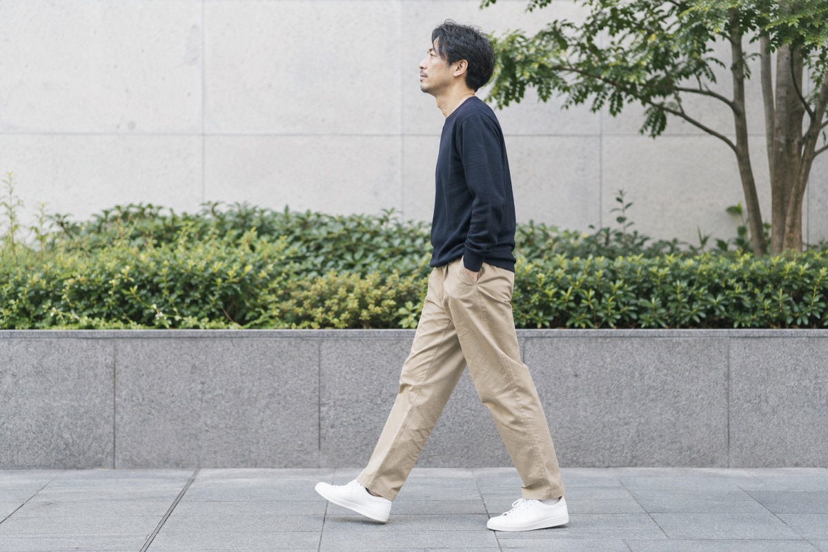 屋外を歩く男性の全身写真