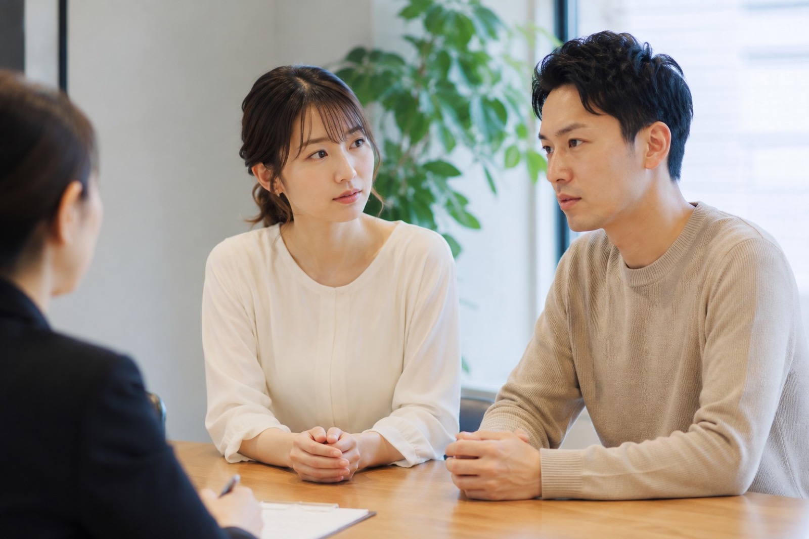 結婚相談所でカウンセリングを受けるカップル