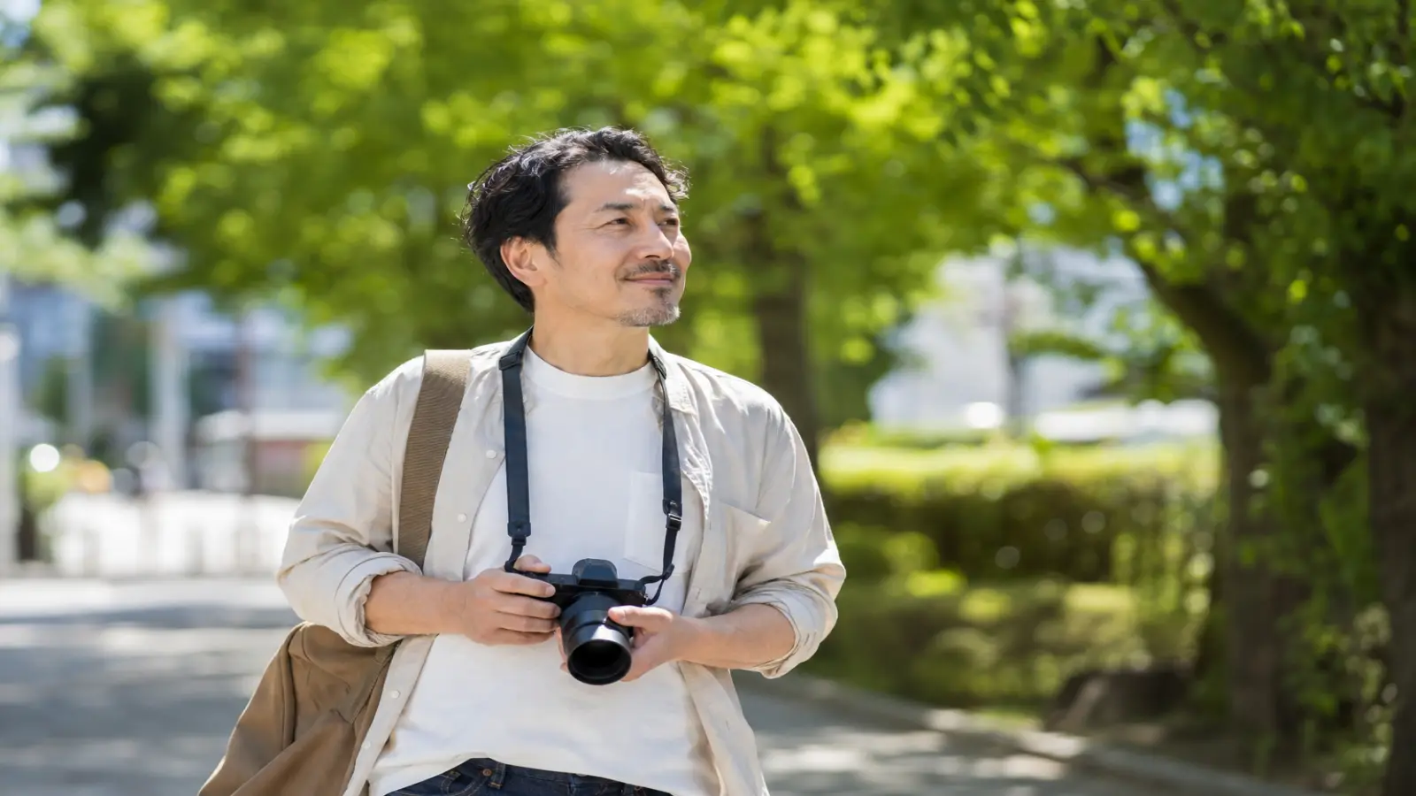 休日に一人で趣味の時間を楽しむ人