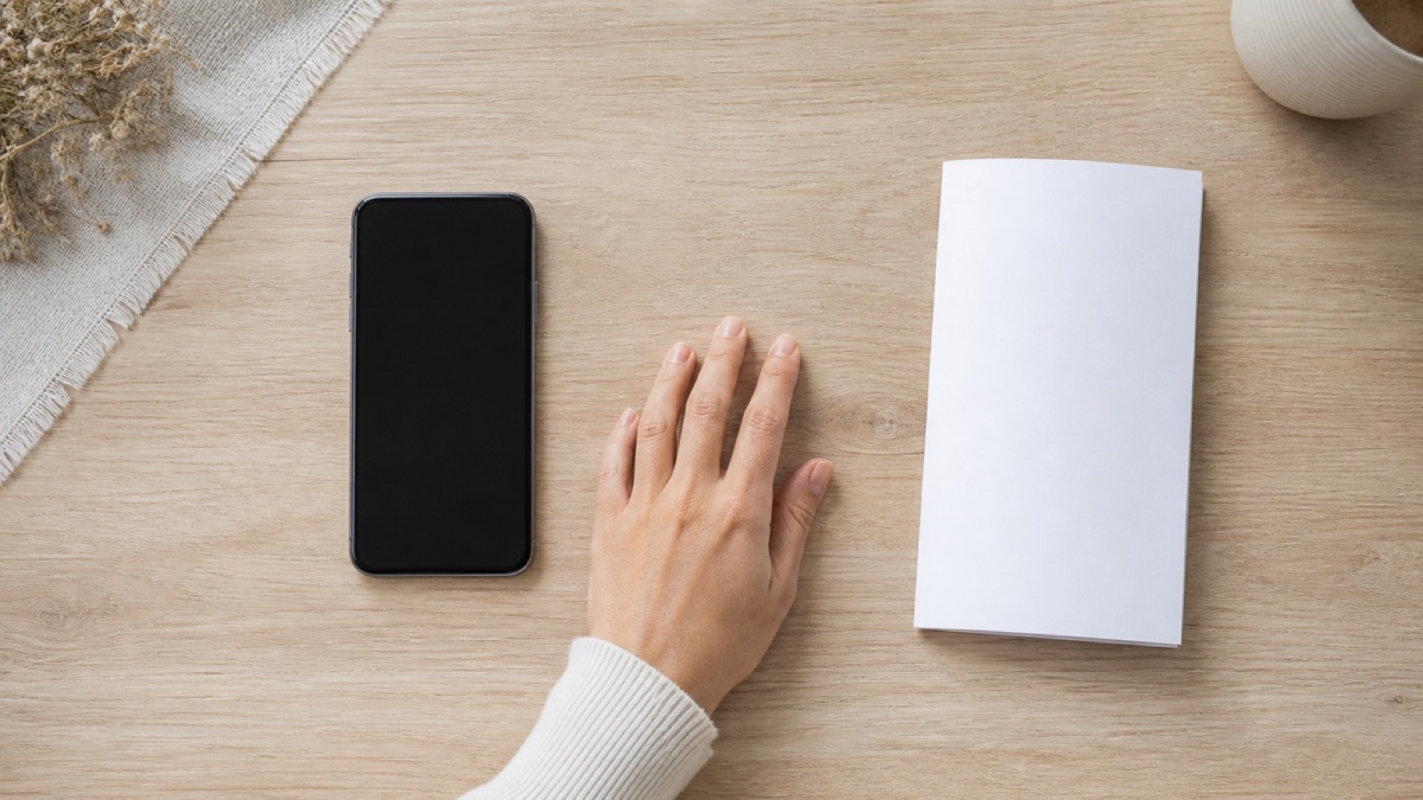 スマホと相談所の資料のどちらで婚活するか迷う人の手元