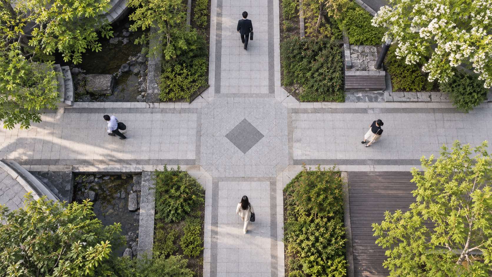 4方向に分かれる道で選択肢を考える人々