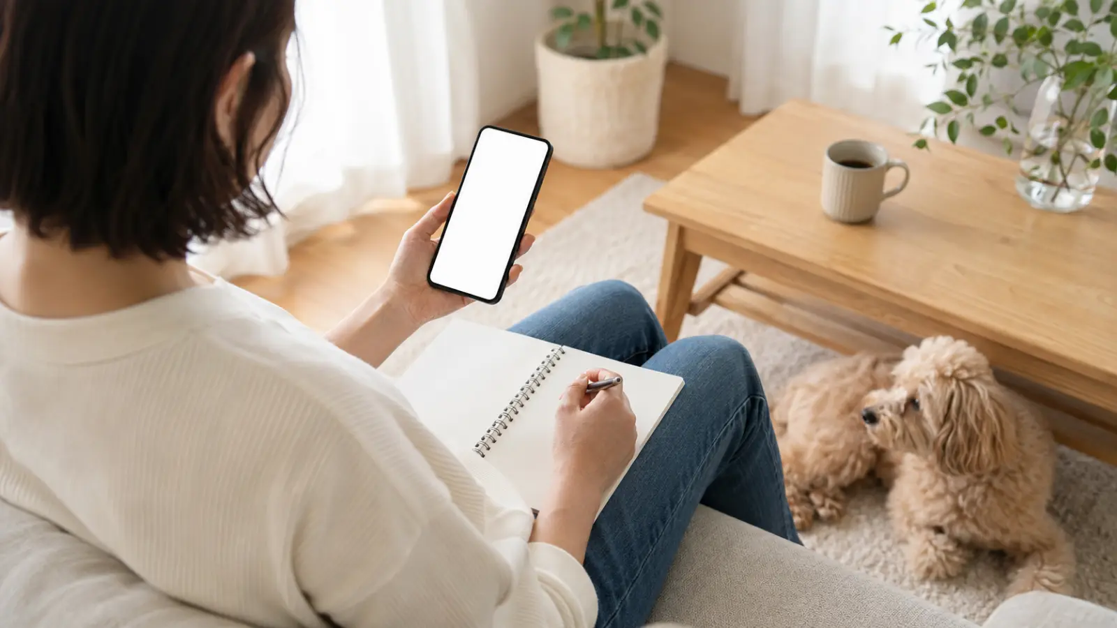 自宅で婚活サービスの登録手続きをする人と、そばにいる小型犬