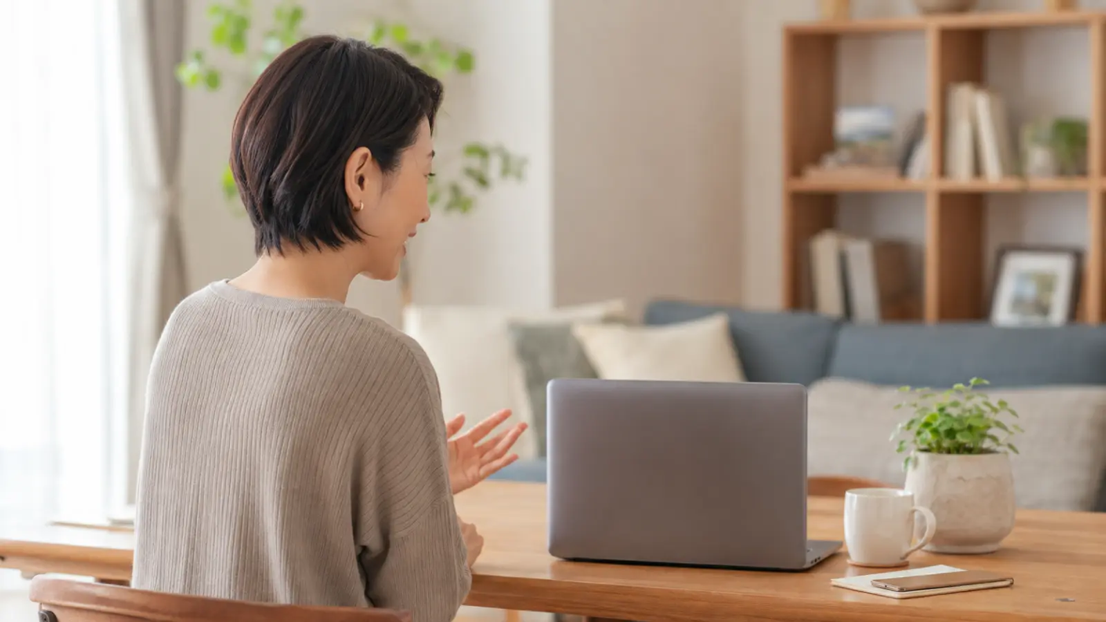 自宅でオンラインの面談を受ける女性