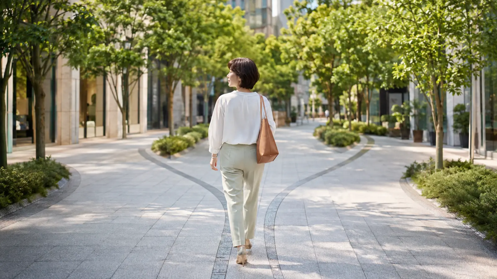 街を前向きに歩き出す女性