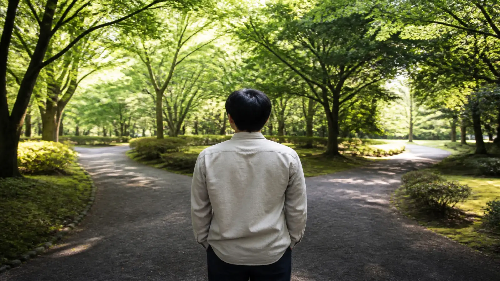 分かれ道に立つ人のイメージ